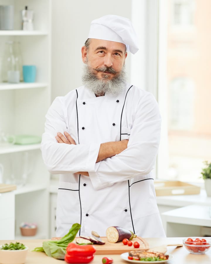 Chef Mediterraneo préparant un plat traditionnel